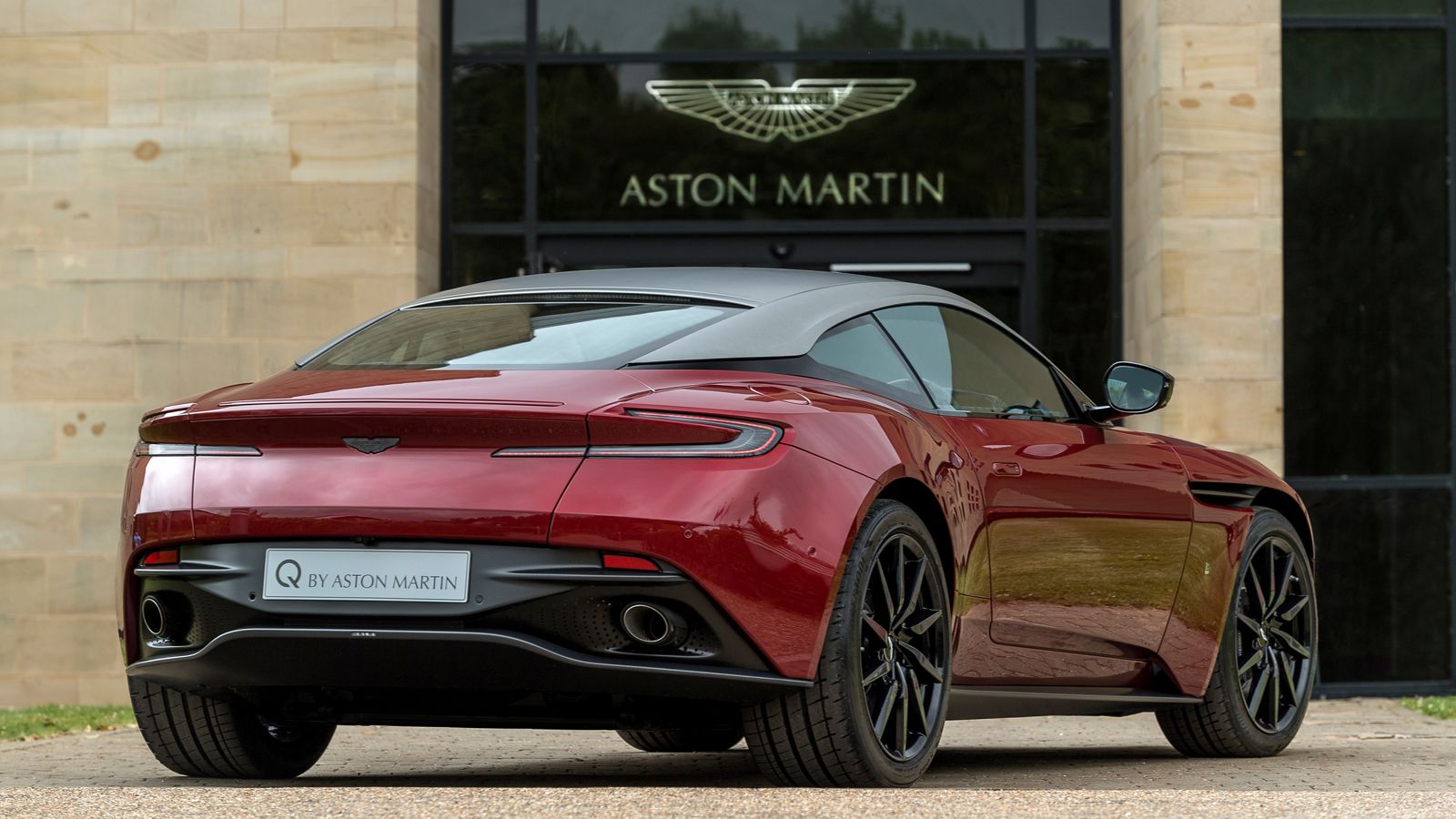 Η Henley Royal Regatta DB11 ξεχωρίζει από την ιδιαίτερη δίχρωμη απόχρωσή της (Diavolo Red και Satin Scintilla Silver).